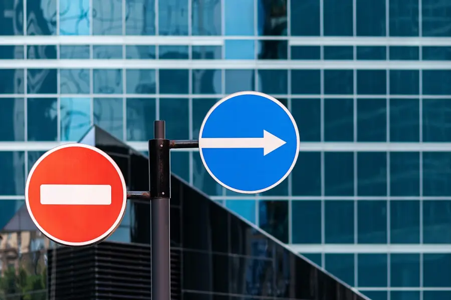 Segnaletica stradale: ecco le peculiarità dei segnali orizzontali e verticali