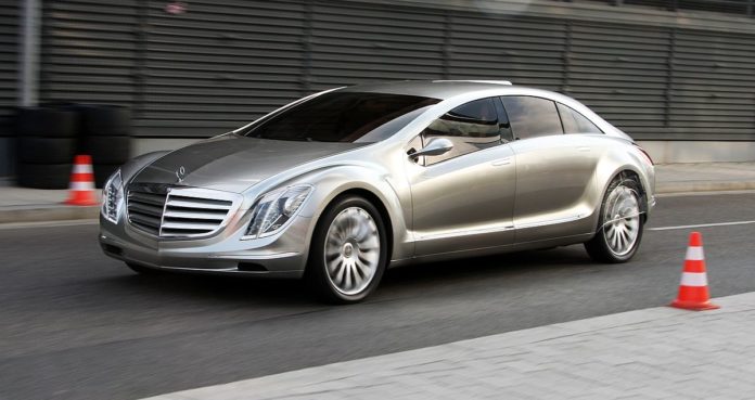 concept car Mercedes-Benz F700 su strada