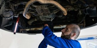 Una persona che sta riparando un'auto