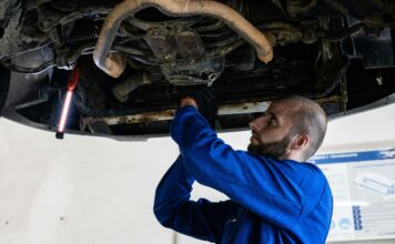 Una persona che sta riparando un'auto