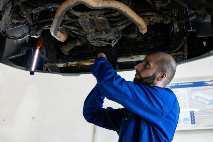 Una persona che sta riparando un'auto